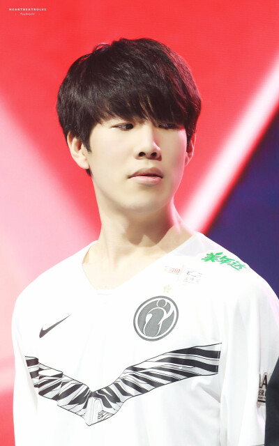 棋牌高阶：解析“填大坑”中的底池深度对心理抗压能力的极端考验。（棋牌进阶：深底池“填大坑”对心理抗压能力的极限挑战解析）